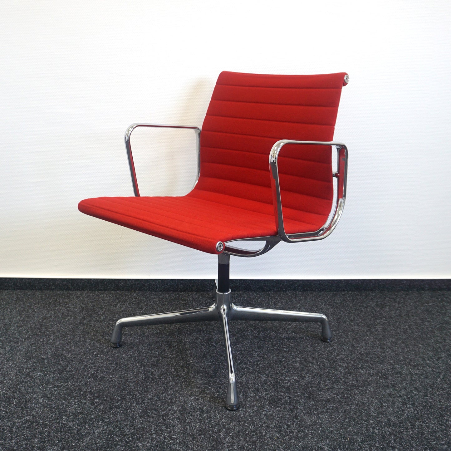 Vitra EA 107 Design Vergaderstoel | Conferentiestoel | Rood