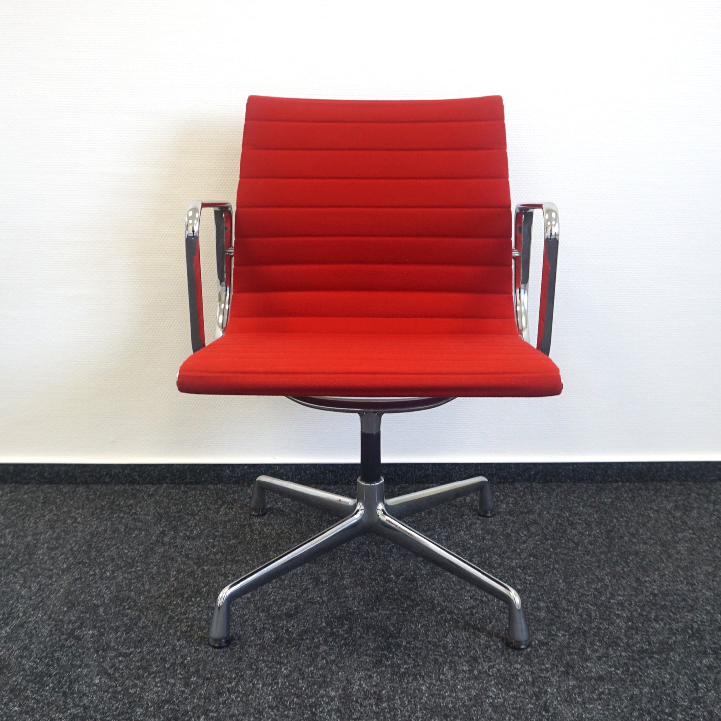 Vitra EA 107 Design Vergaderstoel | Conferentiestoel | Rood
