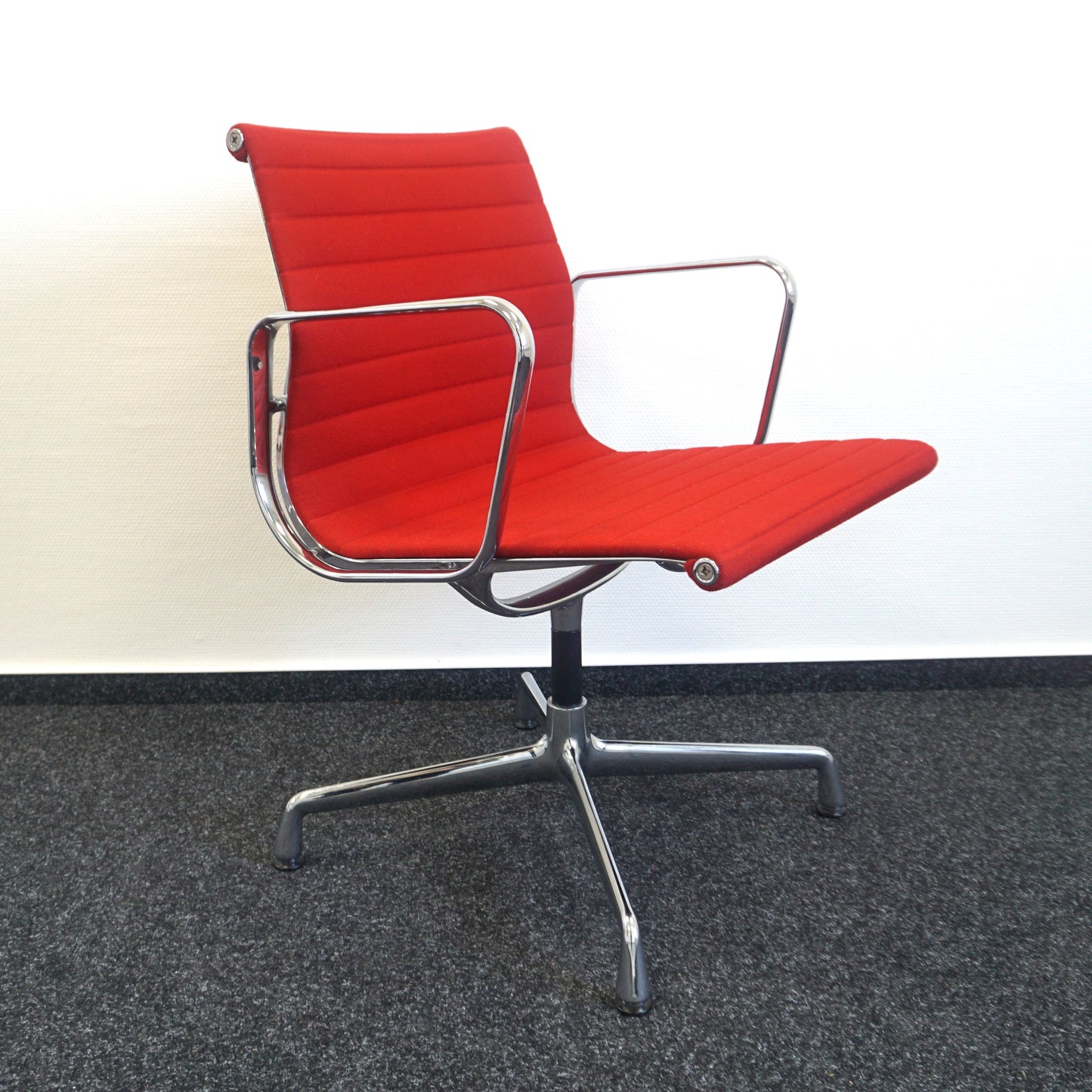 Vitra EA 107 Design Vergaderstoel | Conferentiestoel | Rood
