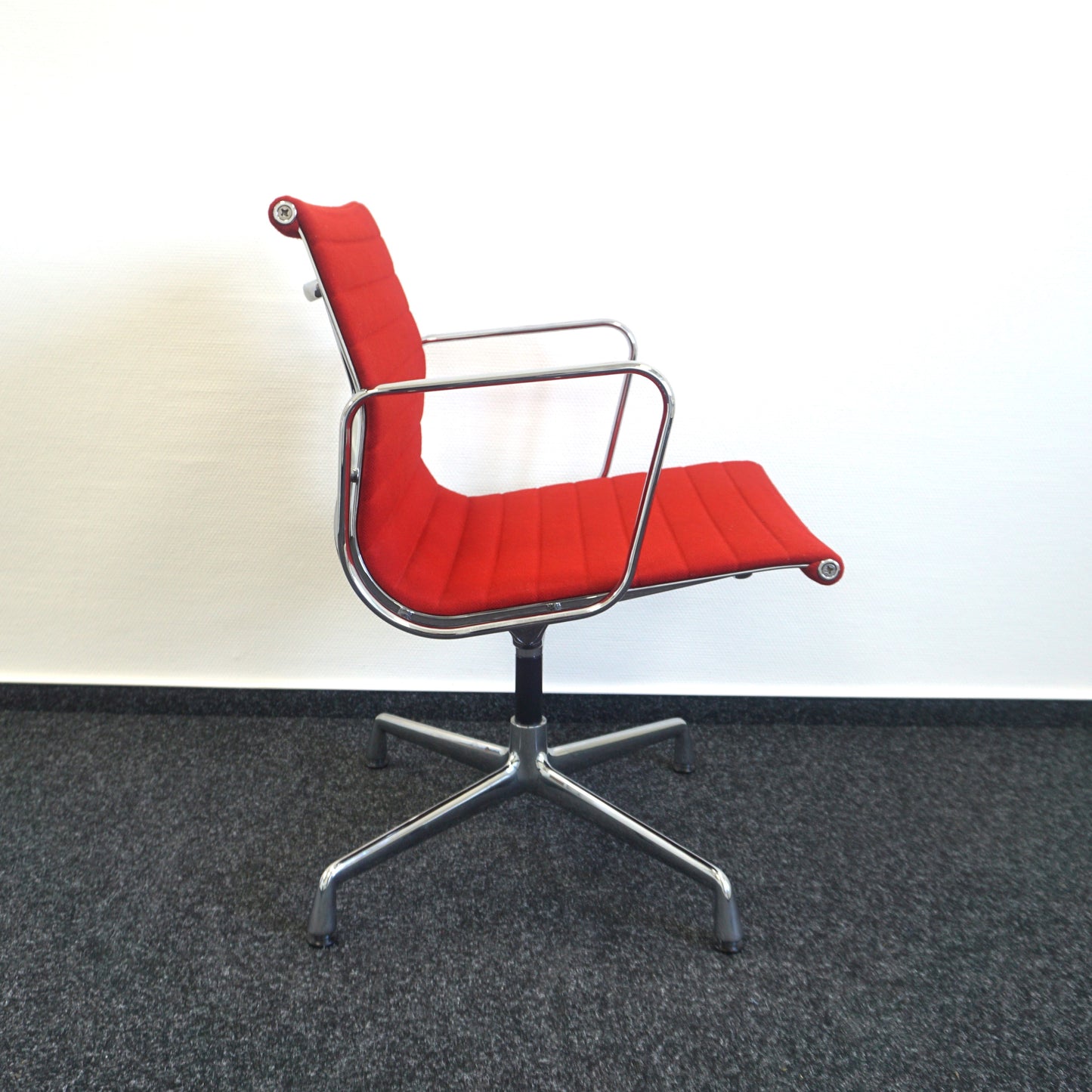 Vitra EA 107 Design Vergaderstoel | Conferentiestoel | Rood