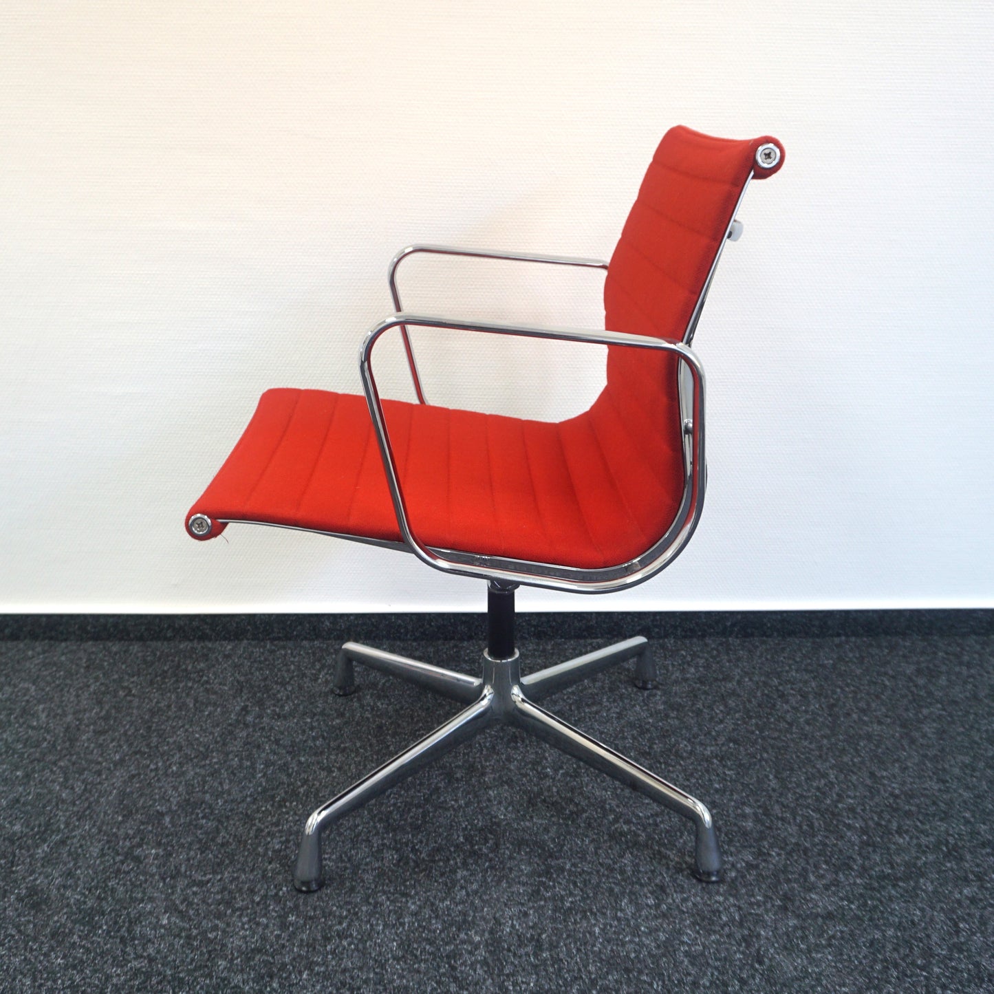 Vitra EA 107 Design Vergaderstoel | Conferentiestoel | Rood
