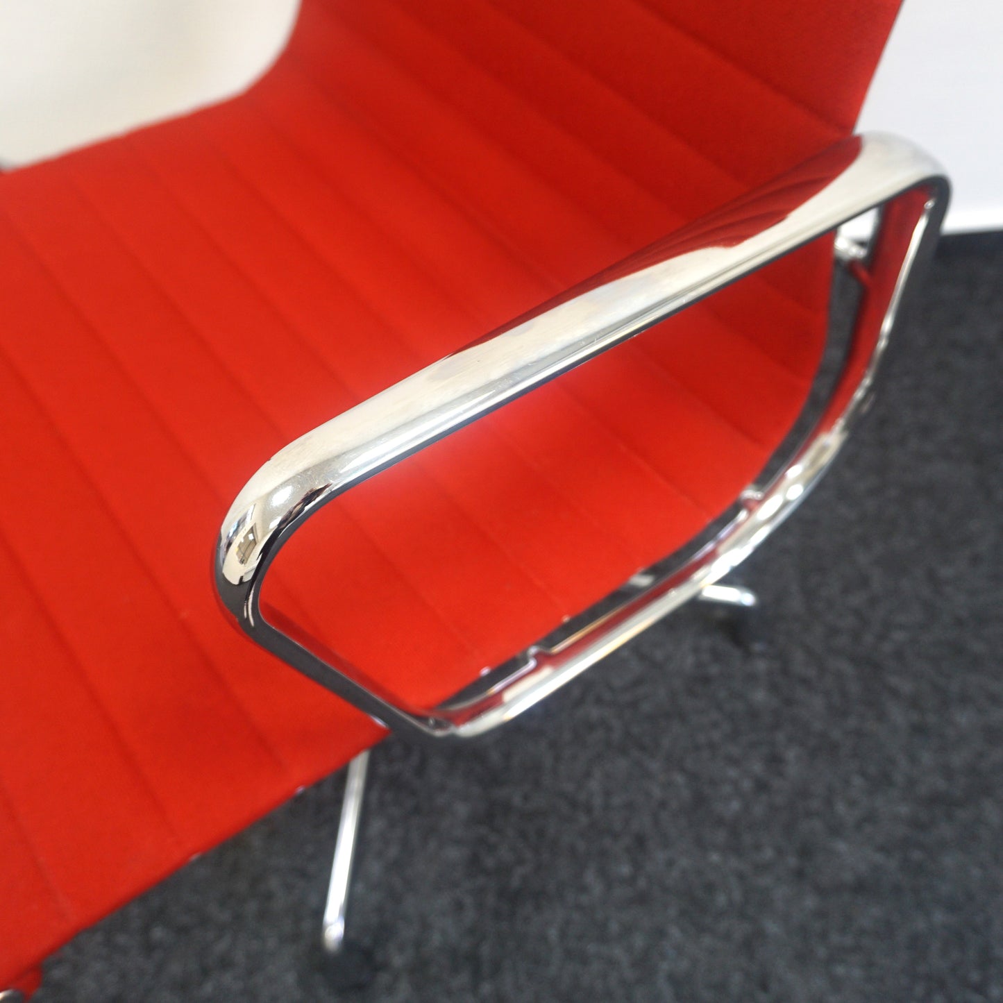 Vitra EA 107 Design Vergaderstoel | Conferentiestoel | Rood