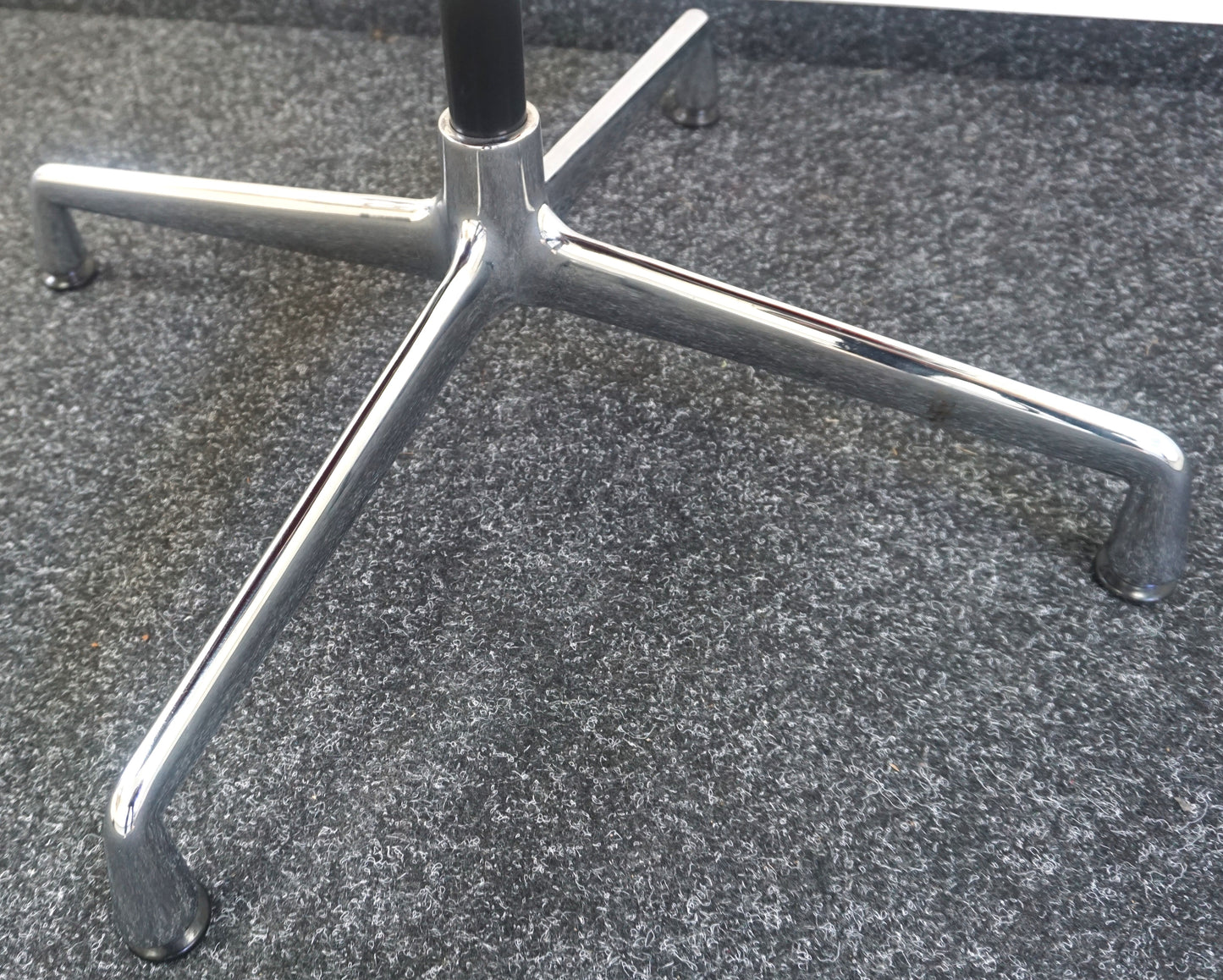 Vitra EA 107 Design Vergaderstoel | Conferentiestoel | Rood