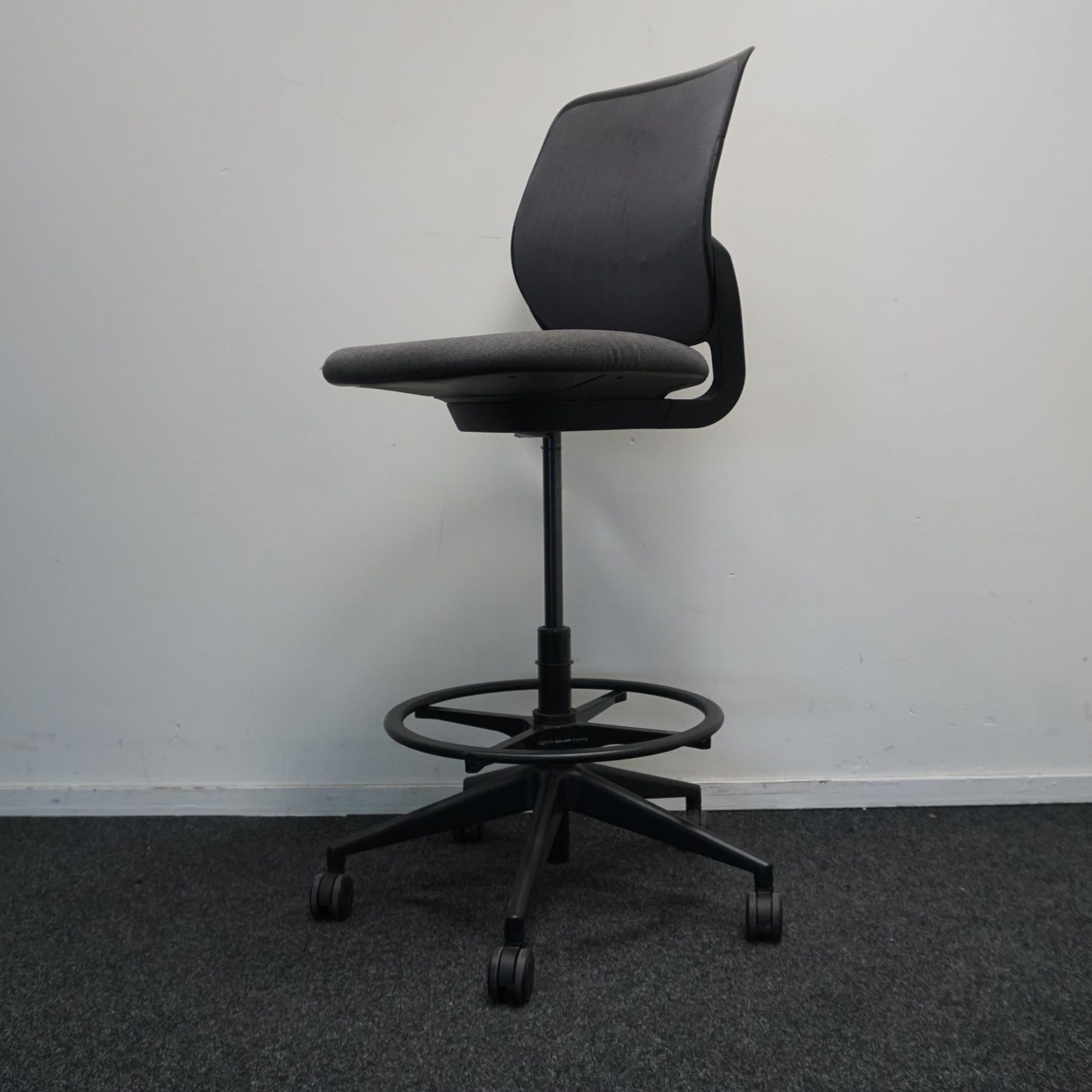 Steelcase Cobi Chair | Baliestoel | Donkergrijs | Zwart