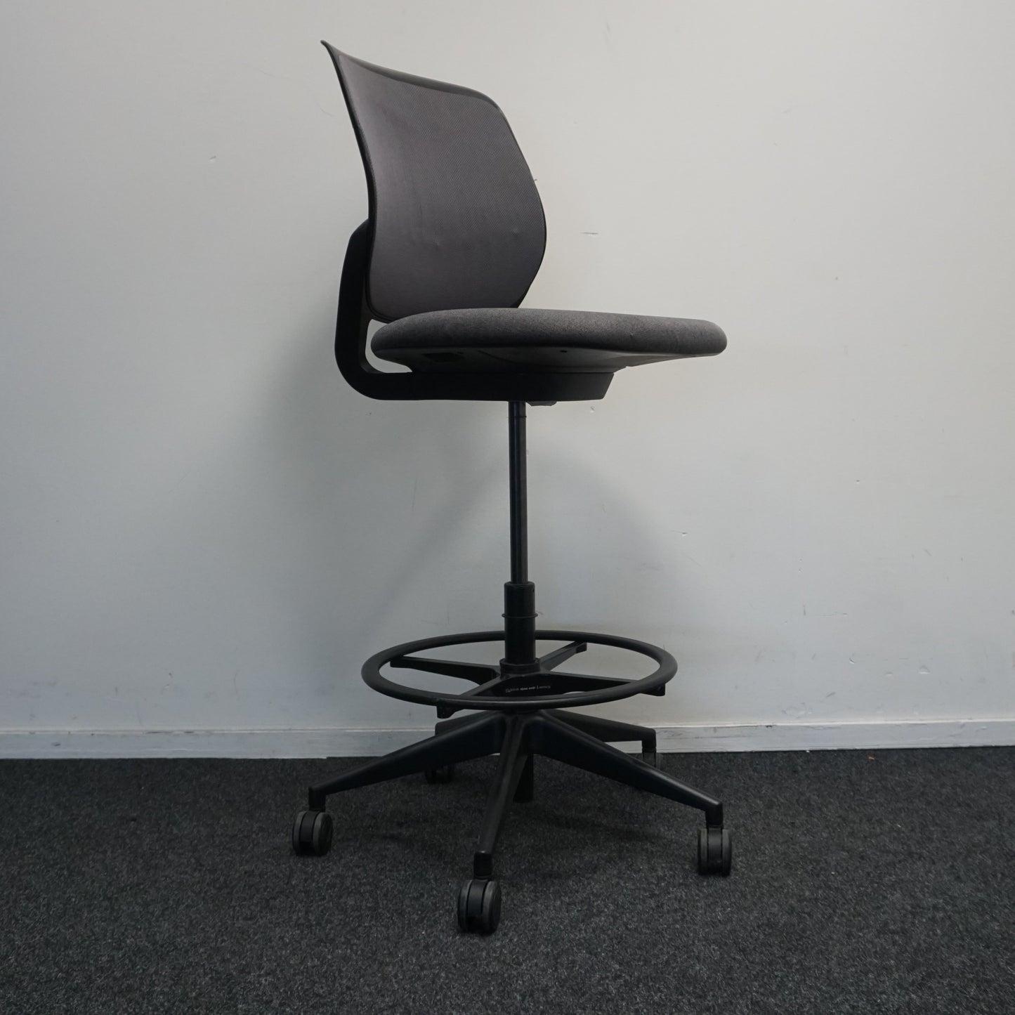 Steelcase Cobi Chair | Baliestoel | Donkergrijs | Zwart