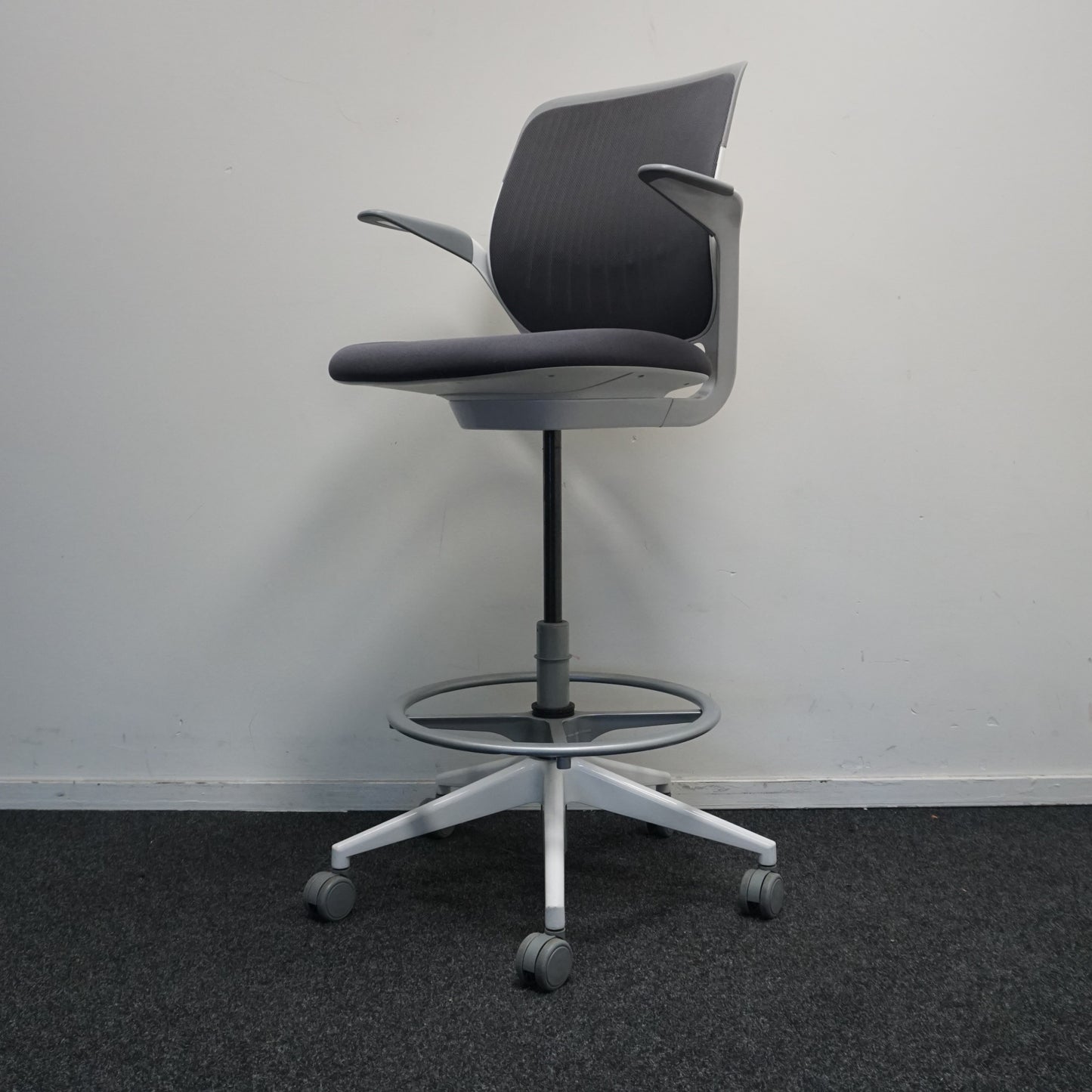Steelcase Cobi Chair | Baliestoel | Grijs / Wit | Met Armsteunen