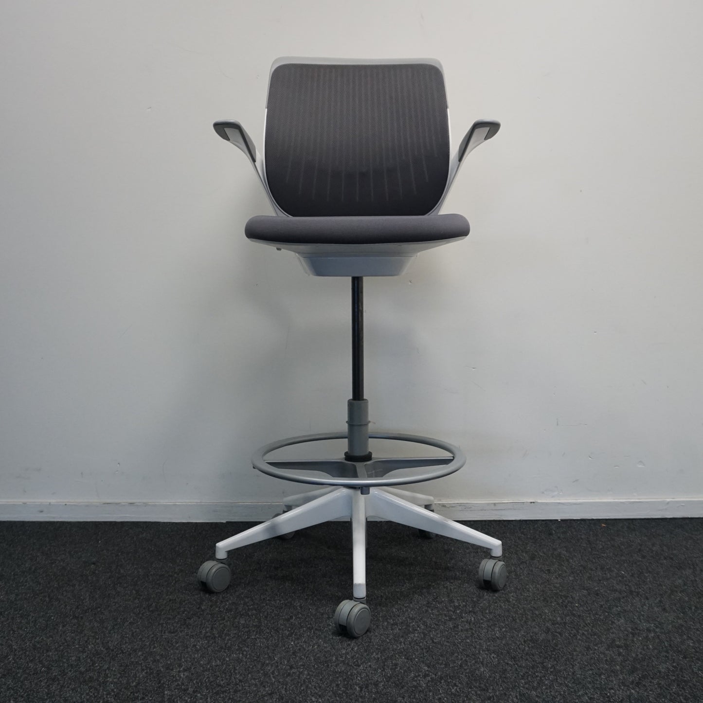 Steelcase Cobi Chair | Baliestoel | Grijs / Wit | Met Armsteunen