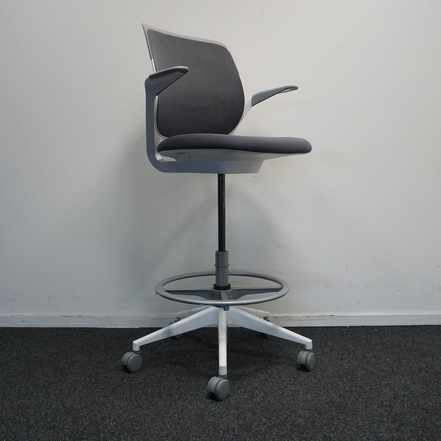 Steelcase Cobi Chair | Baliestoel | Grijs / Wit | Met Armsteunen