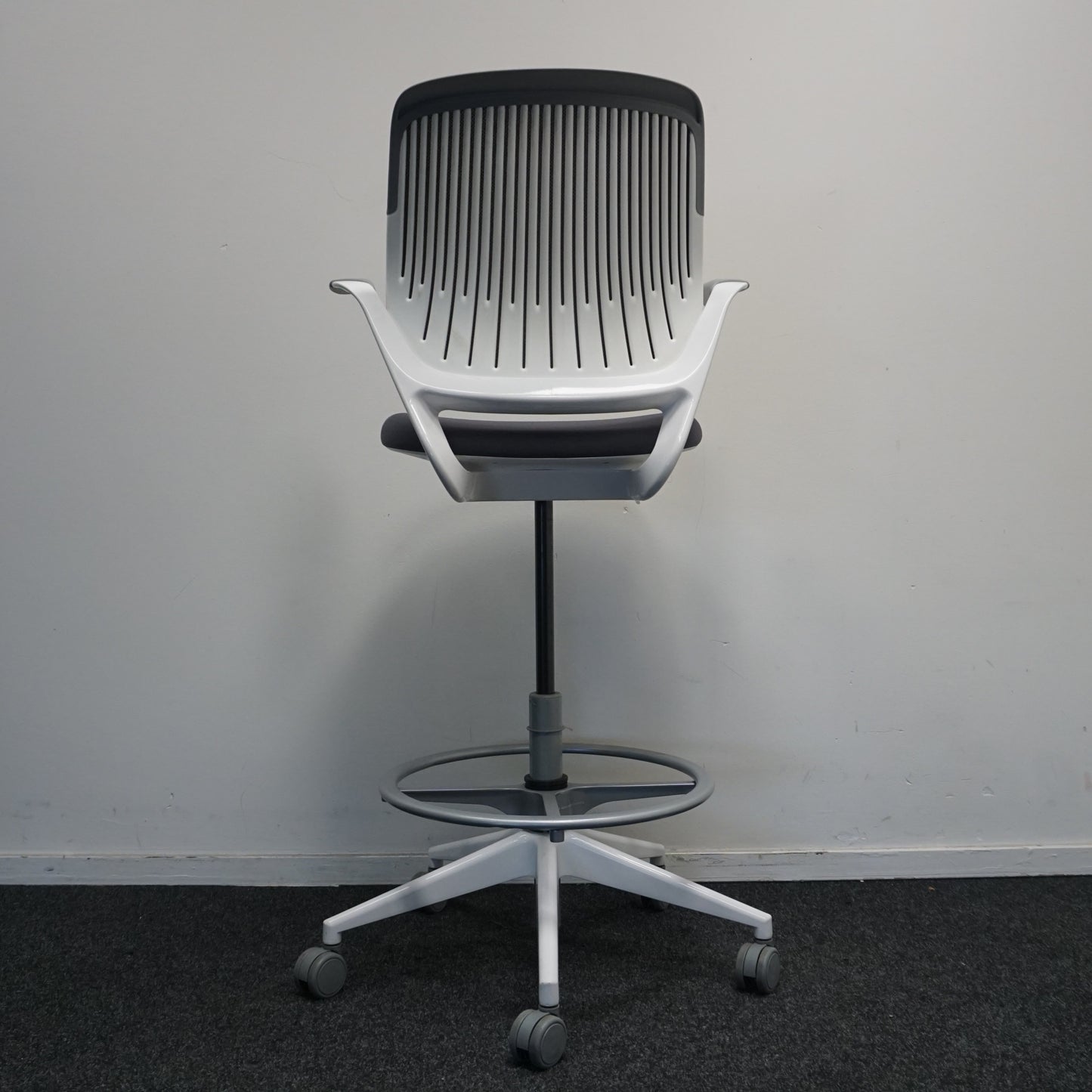 Steelcase Cobi Chair | Baliestoel | Grijs / Wit | Met Armsteunen