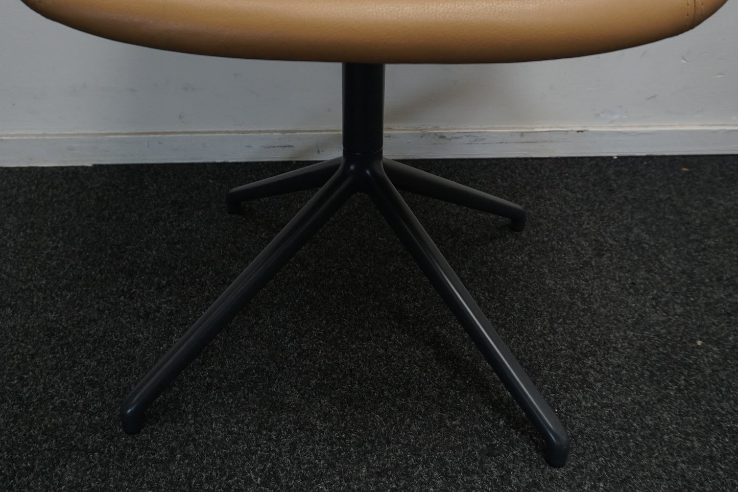 Muuto Fiber Design Stoel | Draaibaar | Bruin Leer