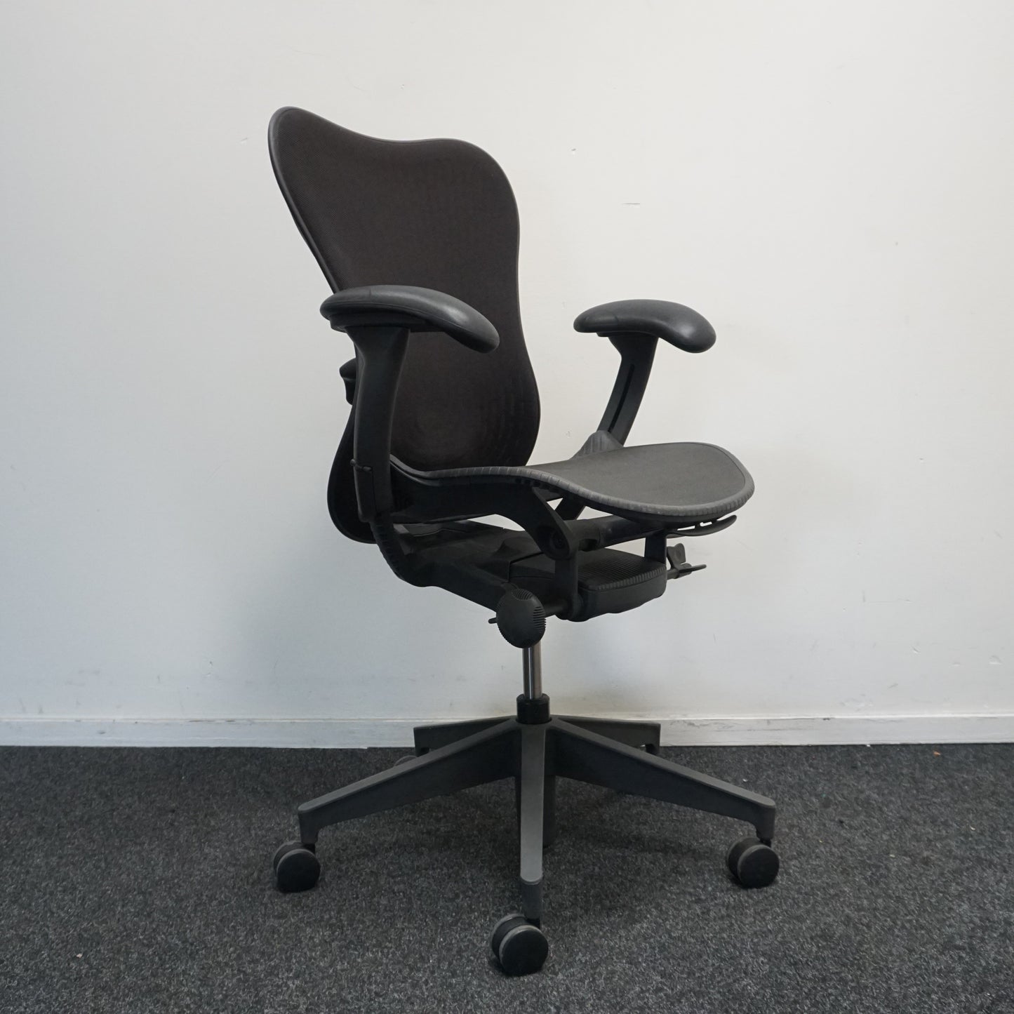 Herman Miller Mirra 2 Bureaustoel | Zwart / Antraciet | Mesh