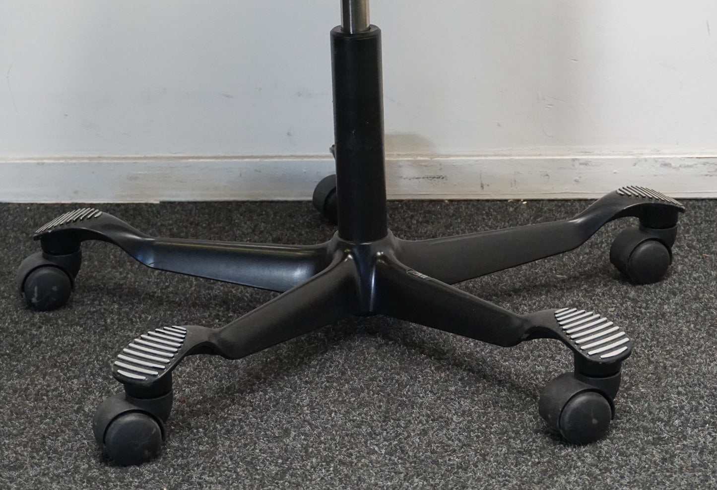 HAG Capisco 8126 Bureaustoel | Zadelzit | Zwart/Zwart | 53 - 72 cm