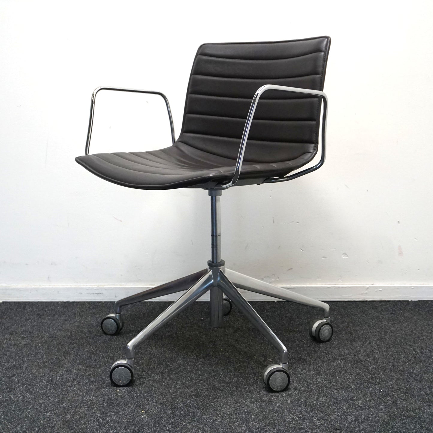 Arper Catifa 53 Design Vergaderstoel | Verrijdbaar | Donkerbruin Leer