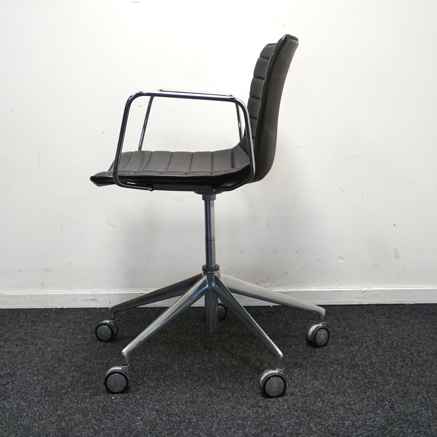 Arper Catifa 53 Design Vergaderstoel | Verrijdbaar | Donkerbruin Leer