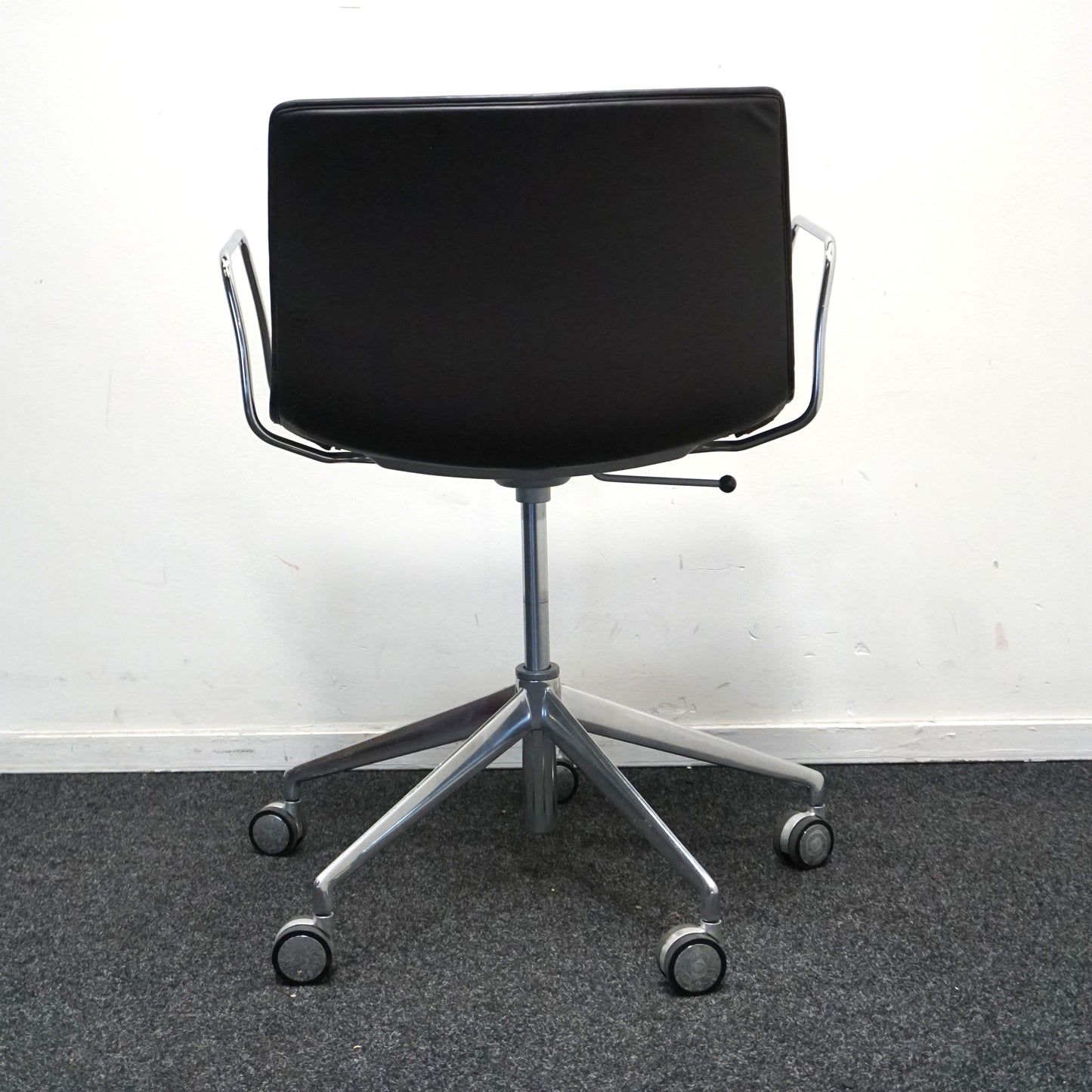 Arper Catifa 53 Design Vergaderstoel | Verrijdbaar | Donkerbruin Leer