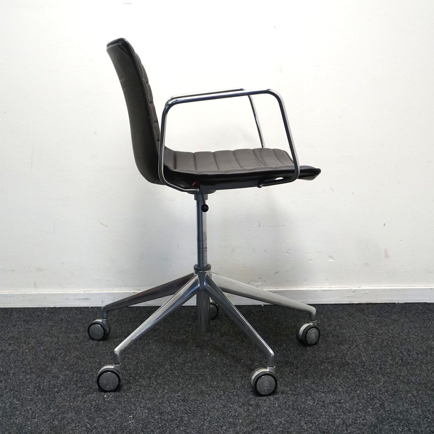 Arper Catifa 53 Design Vergaderstoel | Verrijdbaar | Donkerbruin Leer