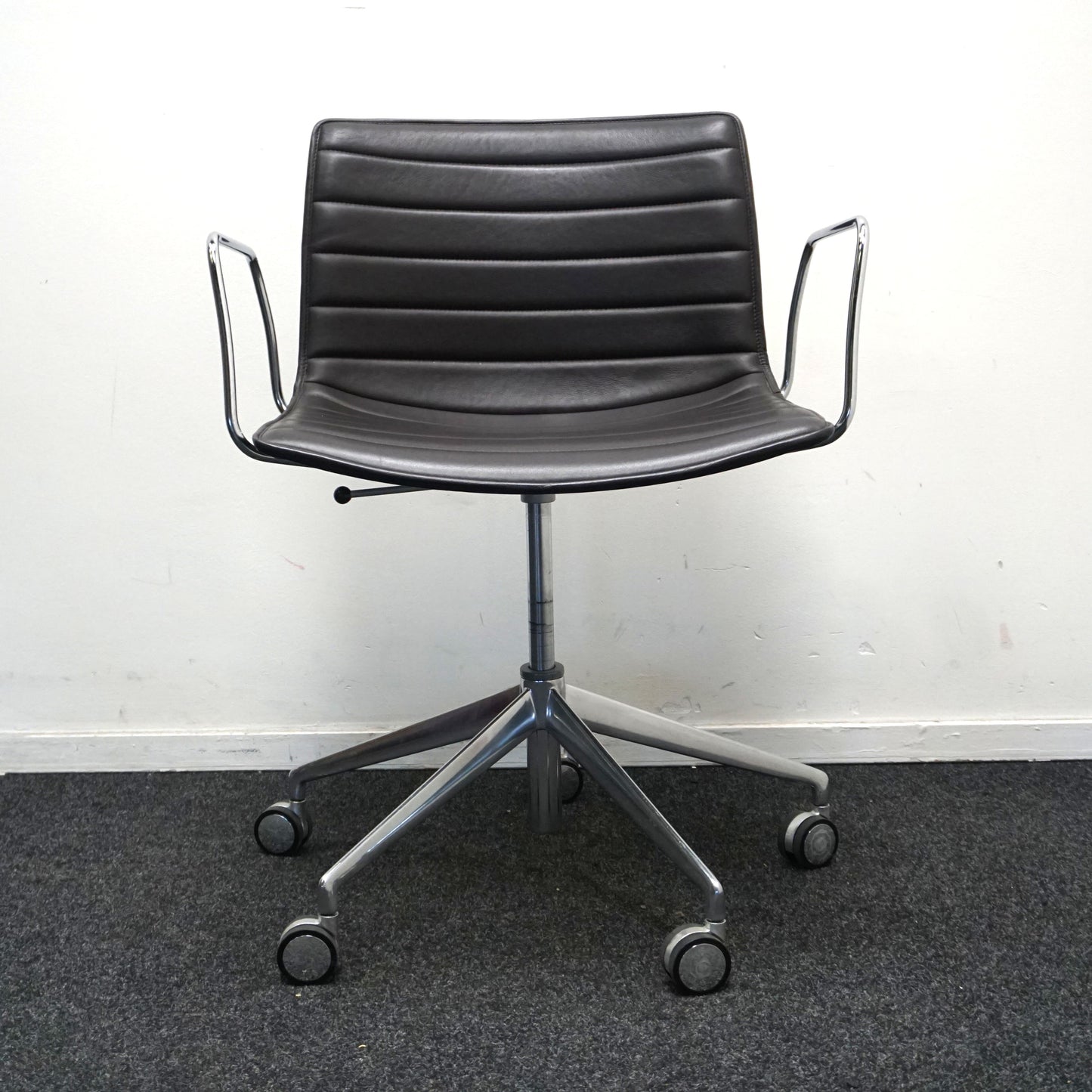 Arper Catifa 53 Design Vergaderstoel | Verrijdbaar | Donkerbruin Leer