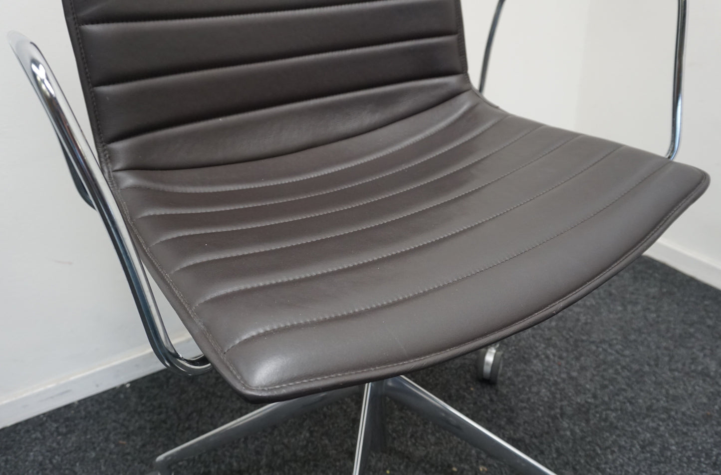 Arper Catifa 53 Design Vergaderstoel | Verrijdbaar | Donkerbruin Leer