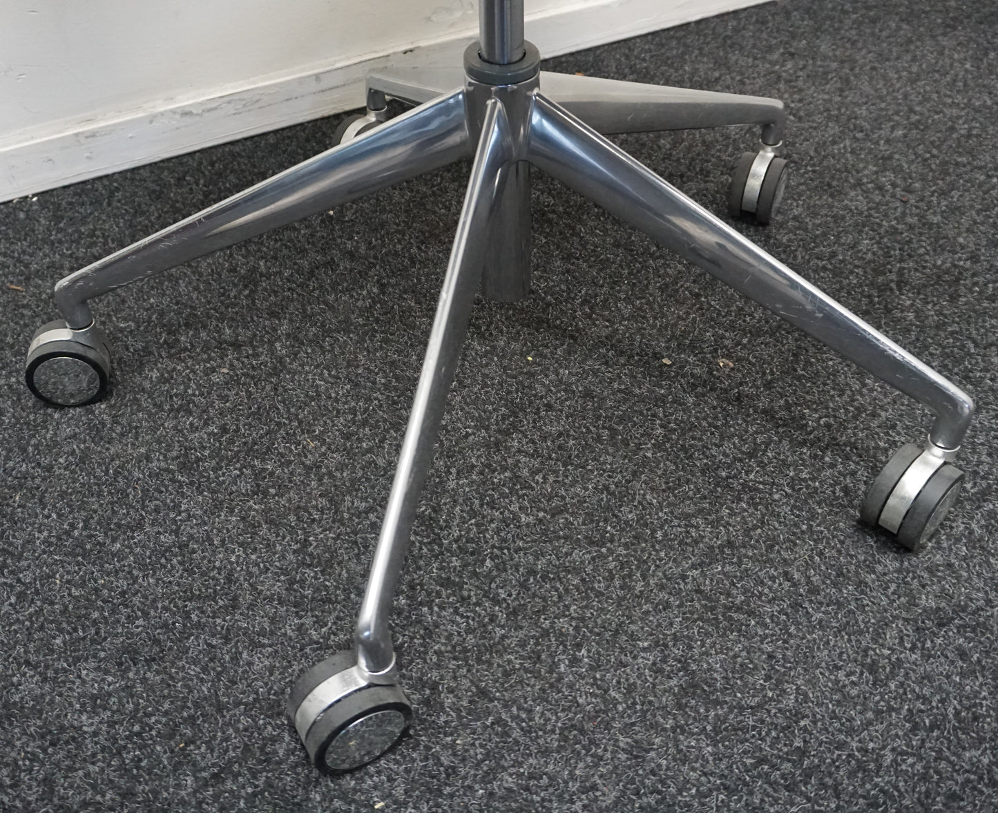 Arper Catifa 53 Design Vergaderstoel | Verrijdbaar | Donkerbruin Leer