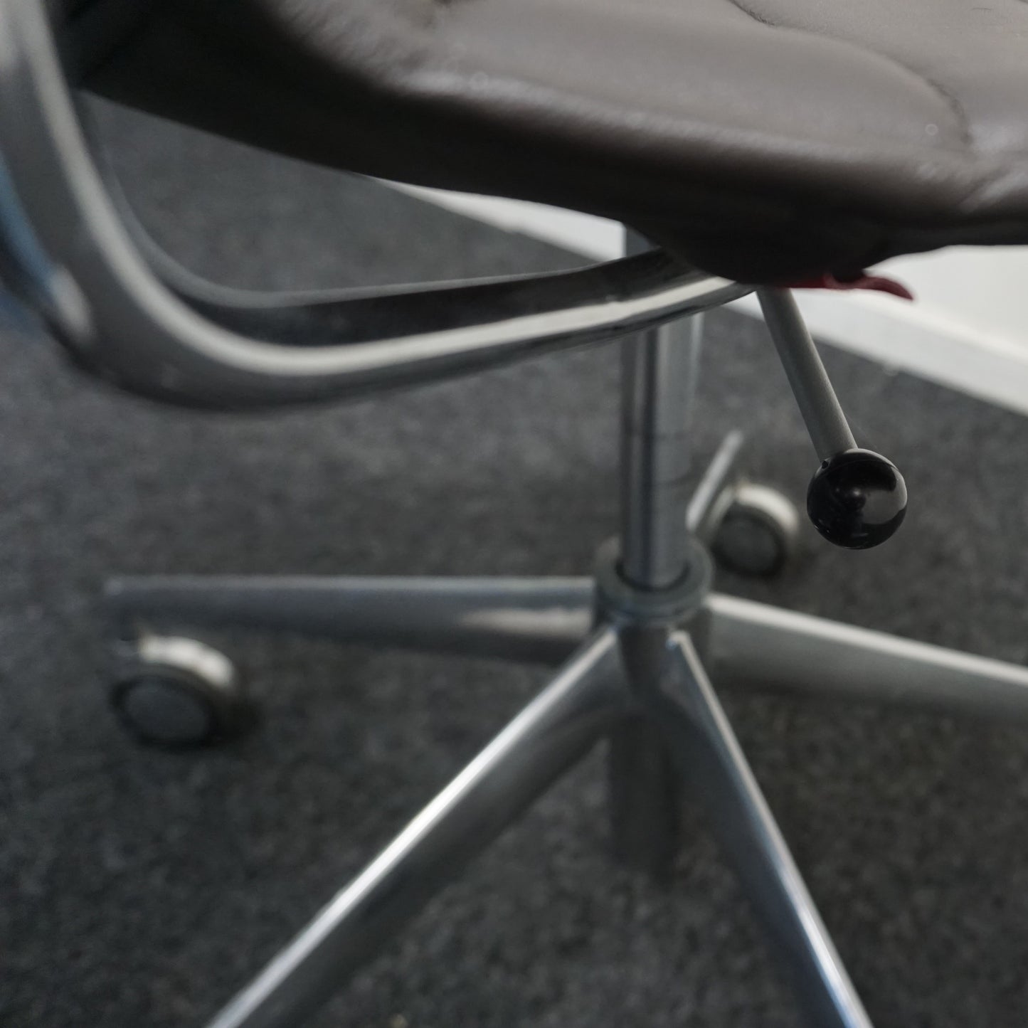 Arper Catifa 53 Design Vergaderstoel | Verrijdbaar | Donkerbruin Leer