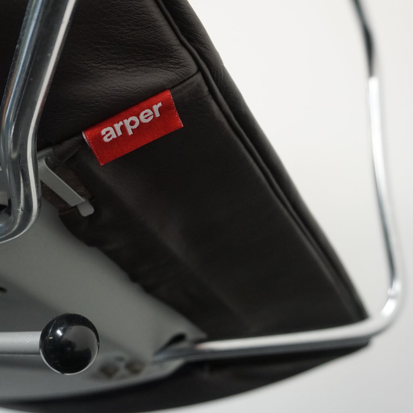 Arper Catifa 53 Design Vergaderstoel | Verrijdbaar | Donkerbruin Leer