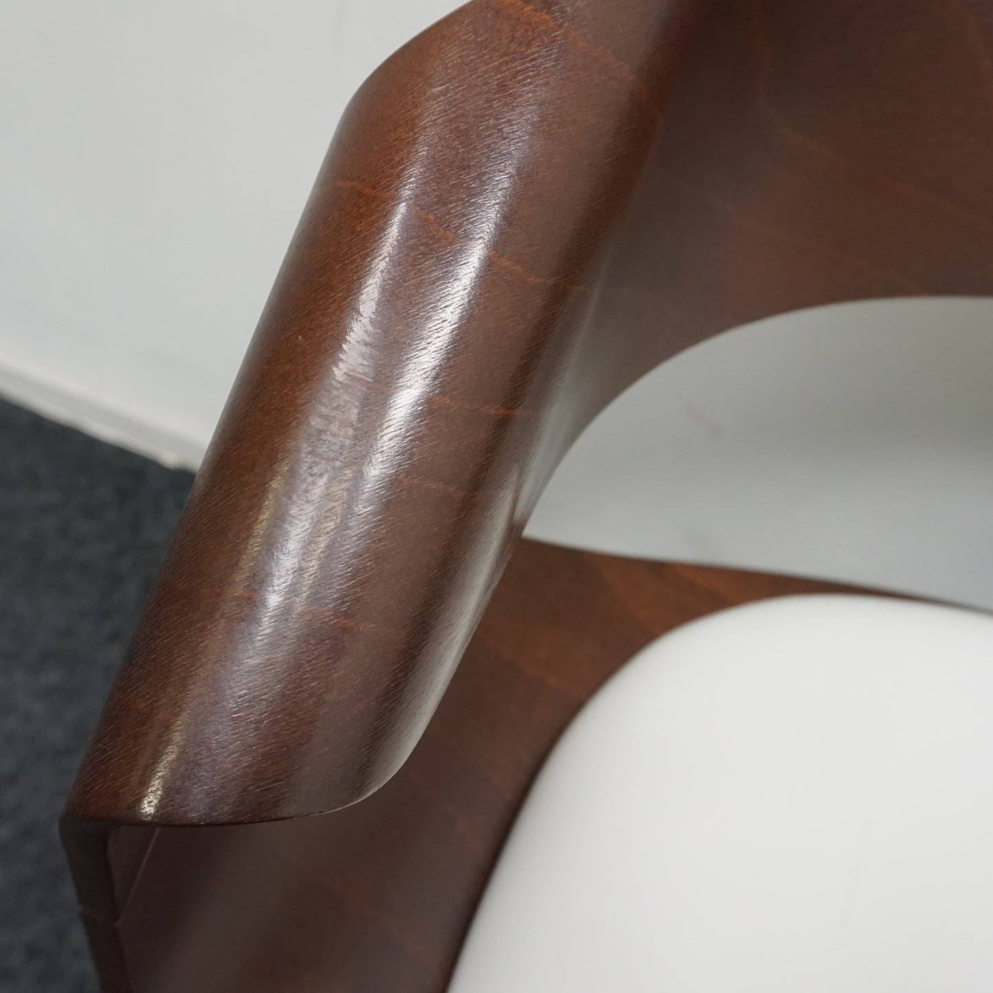 Vepa Embrace Design Stoel | Donkerbruin hout | Wit Leer
