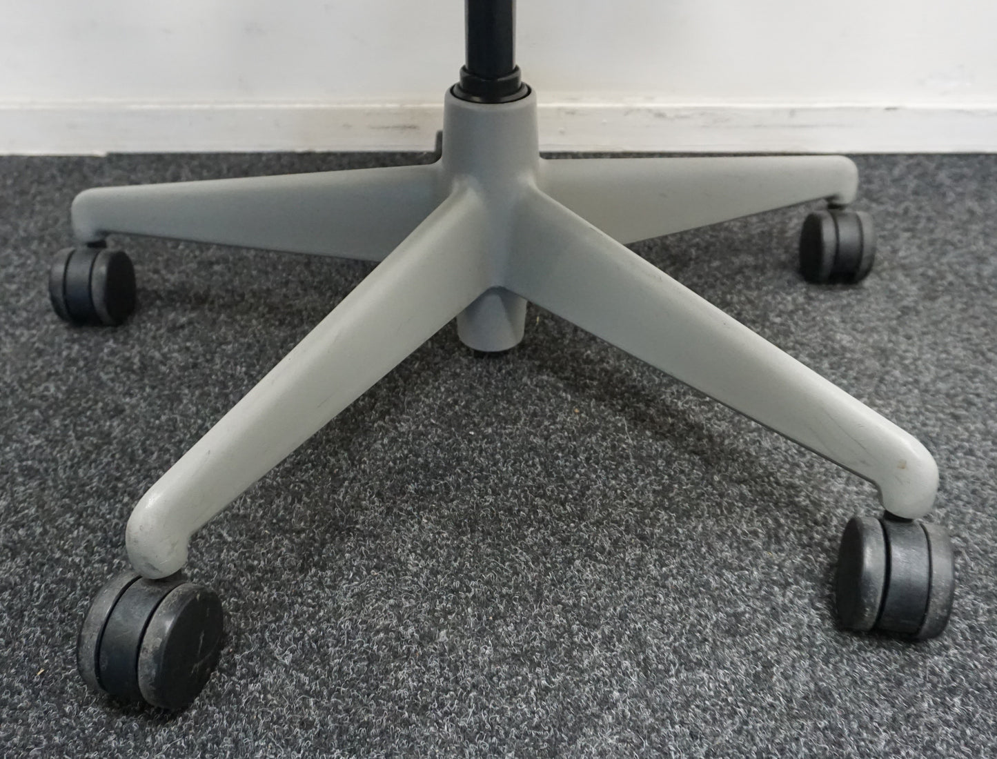 Herman Miller Mirra 1 Bureaustoel | Grijs / Lichtgrijs | met Kledinghanger