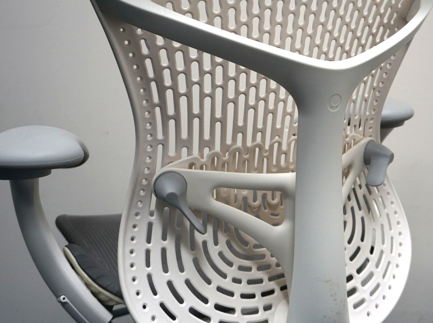 Herman Miller Mirra 2 Bureaustoel | Wit / Lichtgrijs