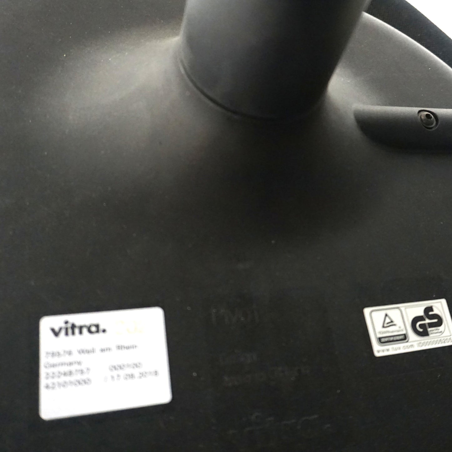 Vitra Pivot High Stool Baliestoel | Zwart