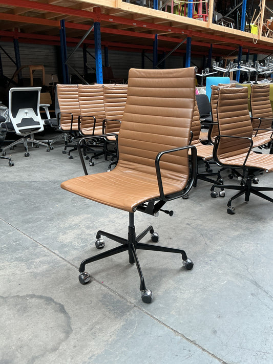 Vitra/Herman Miller Eames EA 119 Directiestoel | Cognac Leer | Zwart