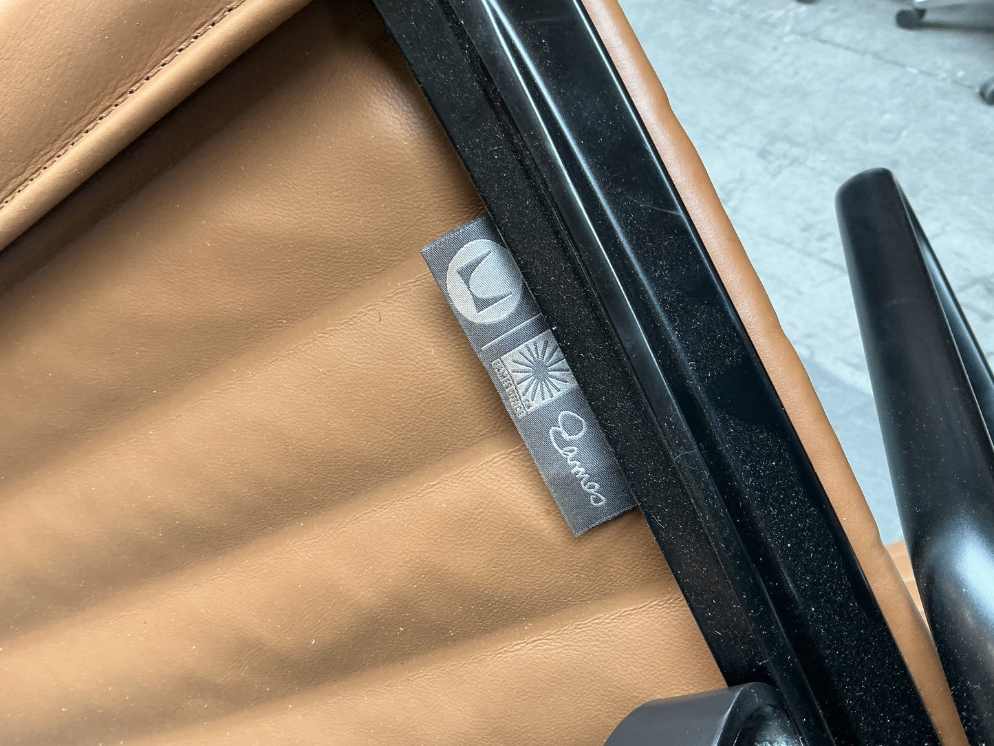 Vitra/Herman Miller Eames EA 119 Directiestoel | Cognac Leer | Zwart