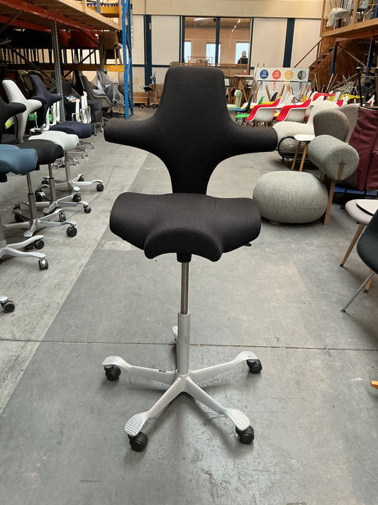 HAG Capisco 8106 Bureaustoel | Zithoogte 60-85 cm | Zwart / Grijs
