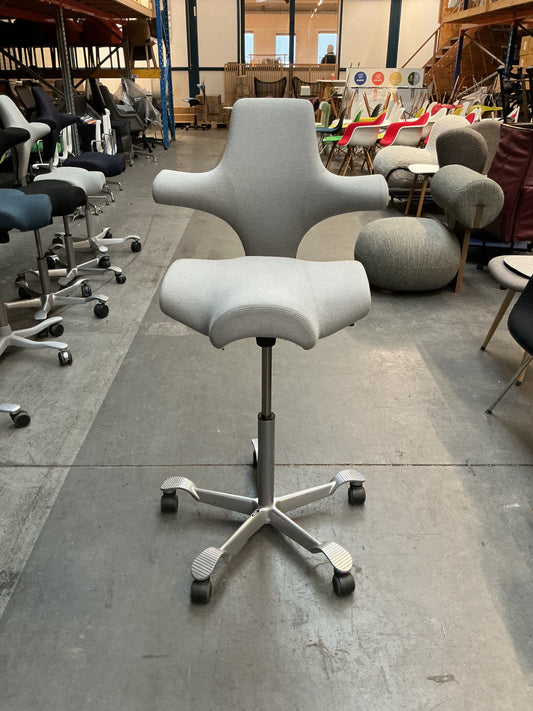 HAG Capisco 8106 Bureaustoel | Zithoogte 60-85 cm | Licht Grijs | Zilver