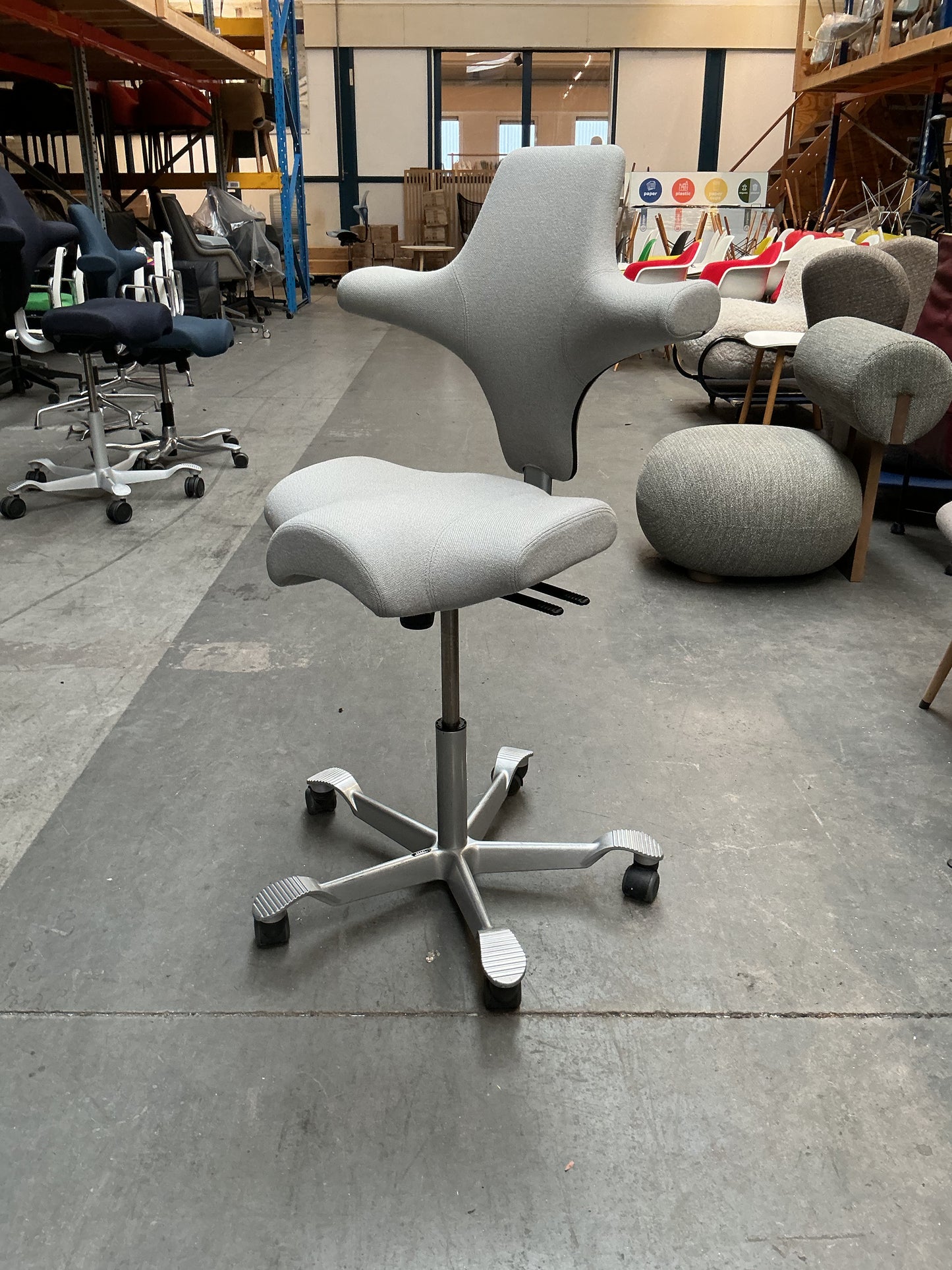 HAG Capisco 8106 Bureaustoel | Zithoogte 50-70cm | Licht Grijs | Zilver