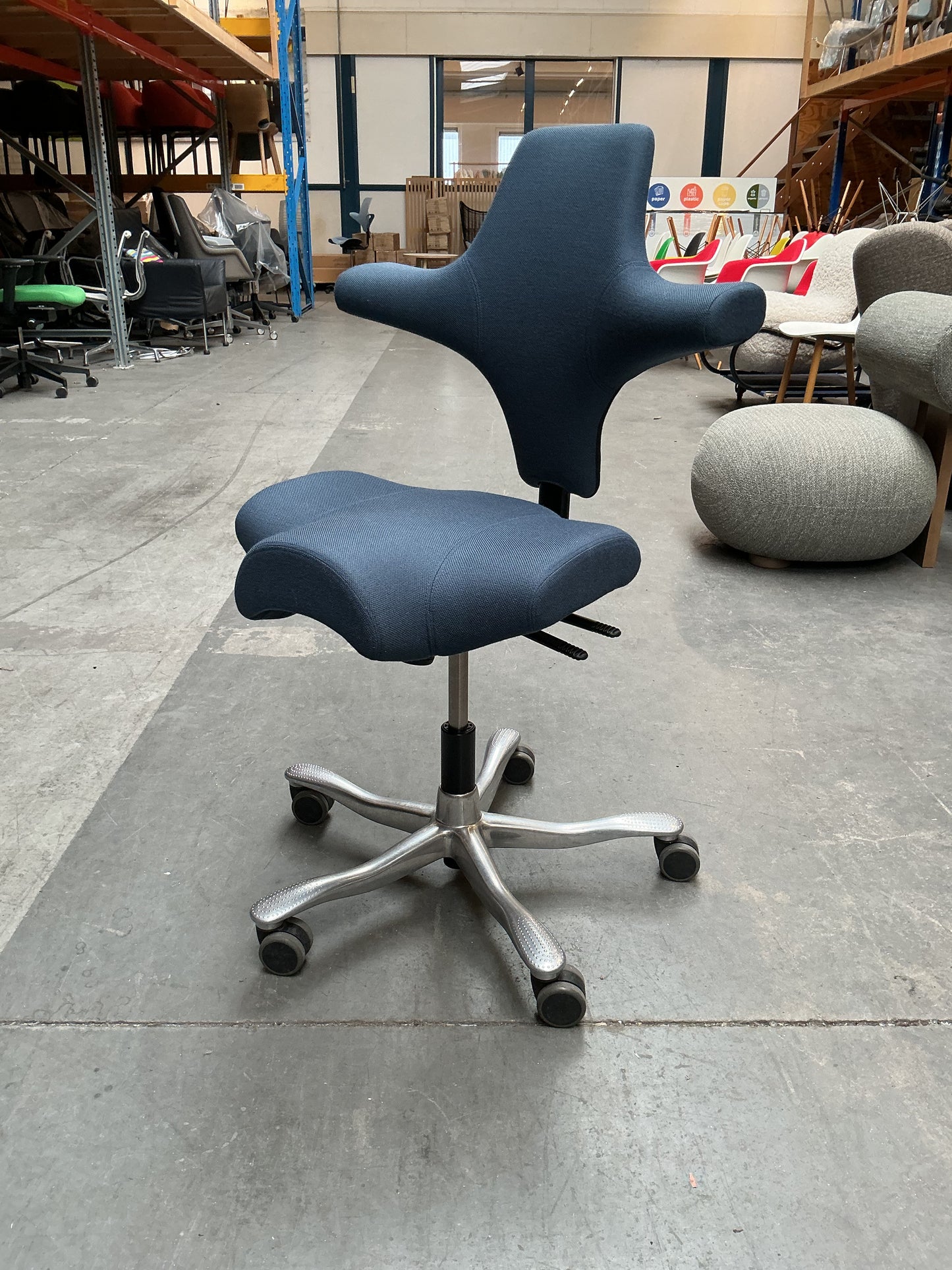 HAG Capisco 8106 Bureaustoel | Zithoogte 45 - 59 cm | Blauw | Chroom