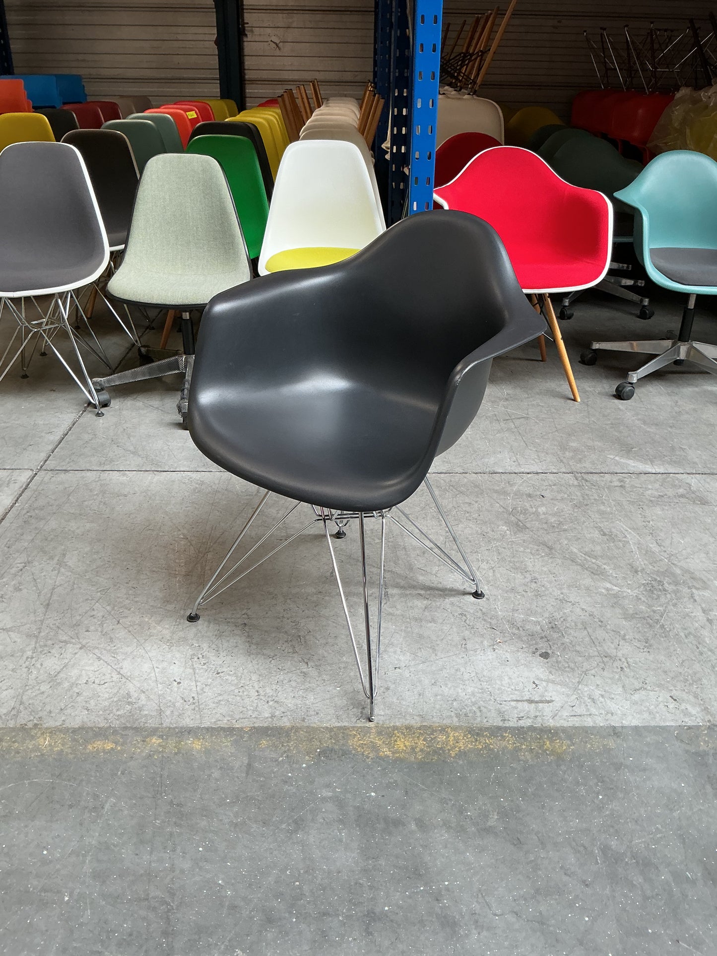 Vitra Eames DAR Design Stoel | Zwart | Chroom