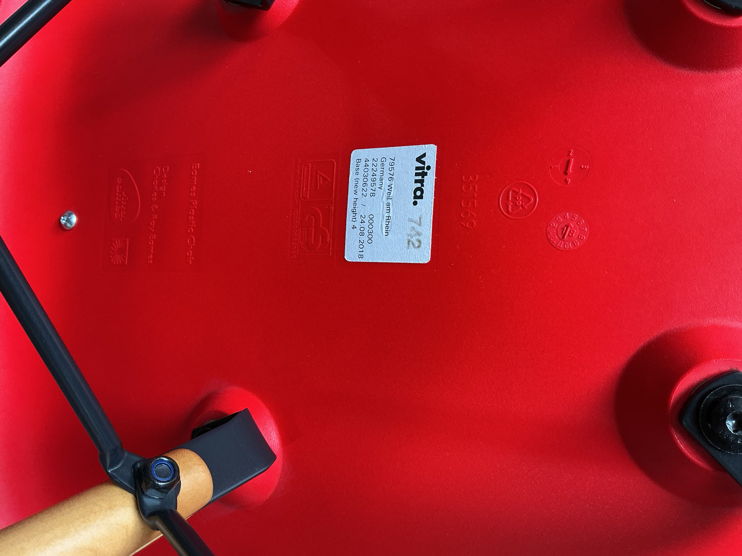 Vitra Eames Plastic Chair DSW | Eetkamerstoel | Rood | Essenhout
