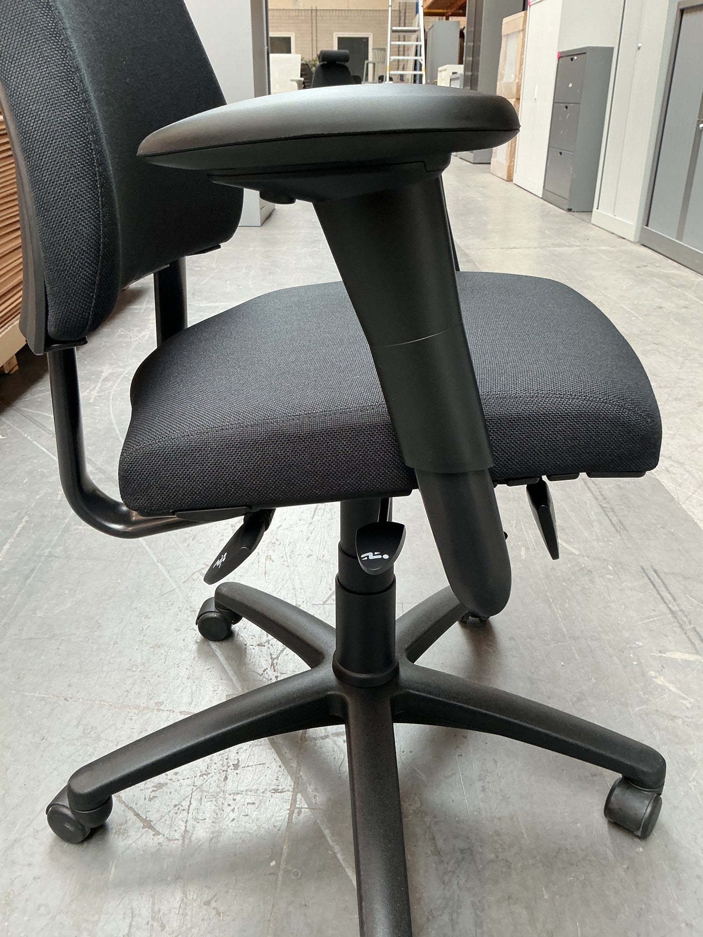 BMA Axia Bureaustoel | Refurbished | Nieuw Gestoffeerd | Lage Rug | Zwart