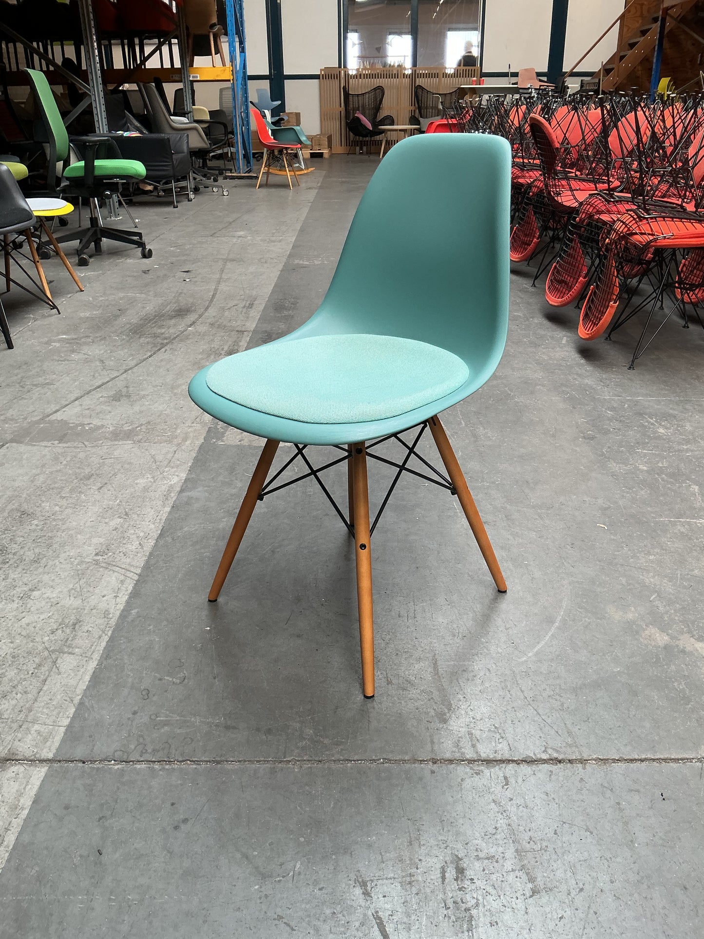 Vitra Eames Plastic Chair DSW | Eetkamerstoel | Groen | Stoffen Zitting | Essenhout