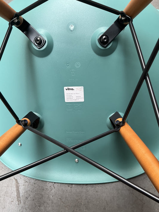 Vitra Eames Plastic Chair DSW | Eetkamerstoel | Groen | Stoffen Zitting | Essenhout