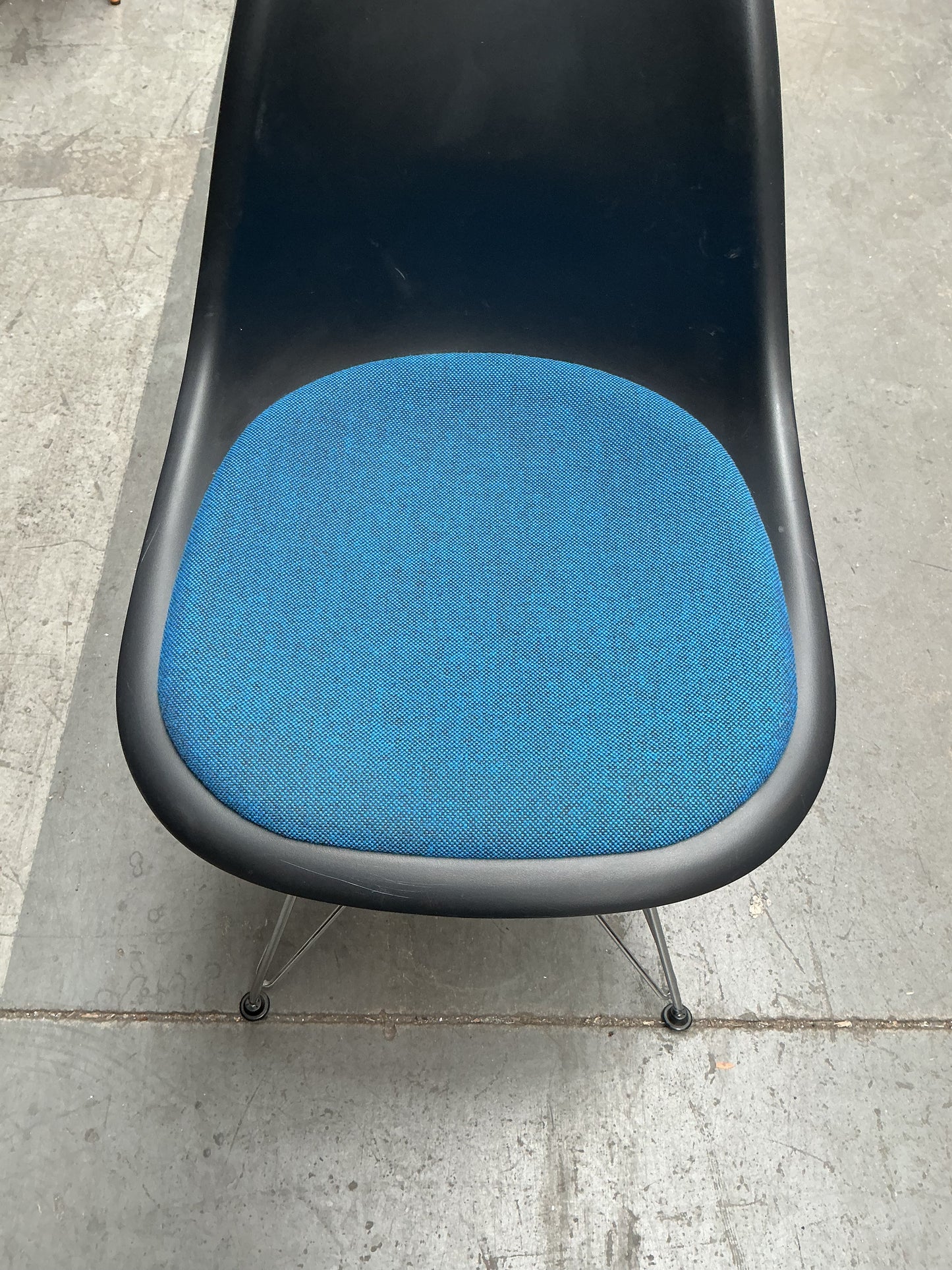 Vitra Eames Plastic Chair DSR | Eetkamerstoel | Zwarte Kuip | Blauw Zitkussen | Chroom