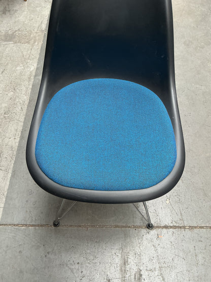 Vitra Eames Plastic Chair DSR | Eetkamerstoel | Zwarte Kuip | Blauw Zitkussen | Chroom