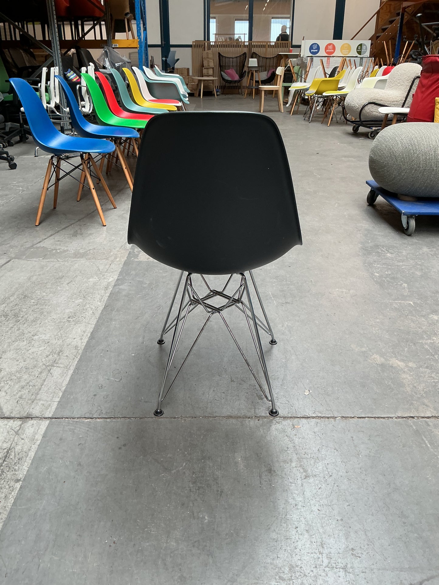 Vitra Eames Plastic Chair DSR | Eetkamerstoel | Zwarte Kuip | Blauw Zitkussen | Chroom
