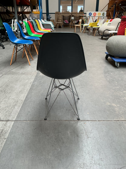 Vitra Eames Plastic Chair DSR | Eetkamerstoel | Zwarte Kuip | Blauw Zitkussen | Chroom