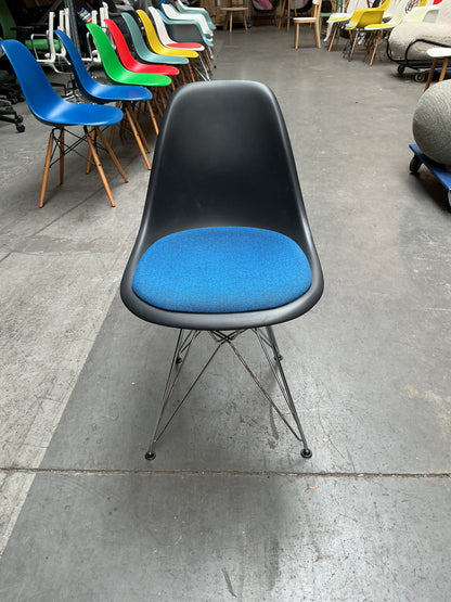 Vitra Eames Plastic Chair DSR | Eetkamerstoel | Zwarte Kuip | Blauw Zitkussen | Chroom