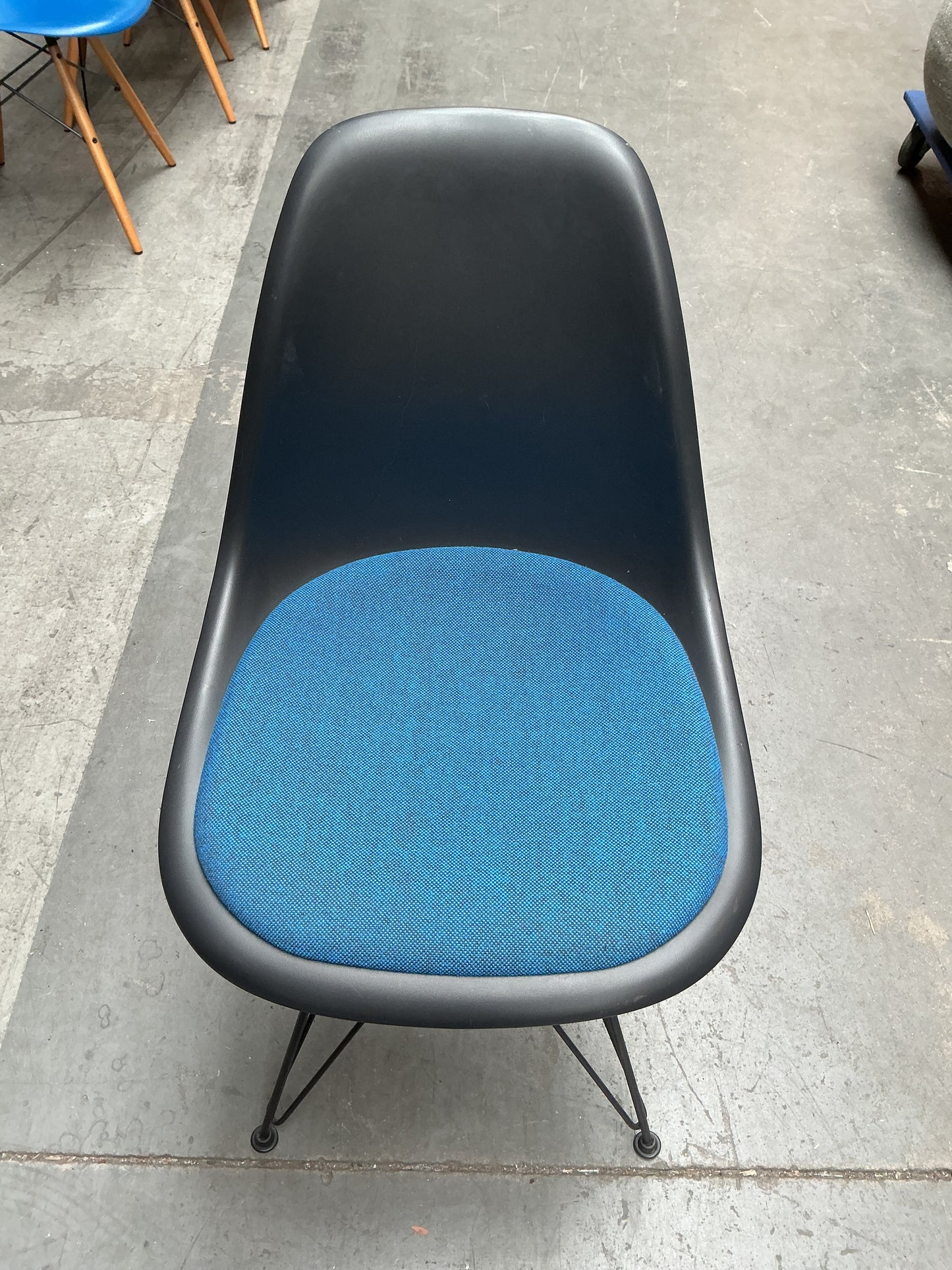 Vitra Eames Plastic Chair DSR | Eetkamerstoel | Zwarte Kuip | Blauw Zitkussen | Zwart Frame