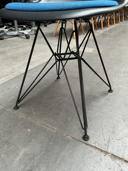 Vitra Eames Plastic Chair DSR | Eetkamerstoel | Zwarte Kuip | Blauw Zitkussen | Zwart Frame