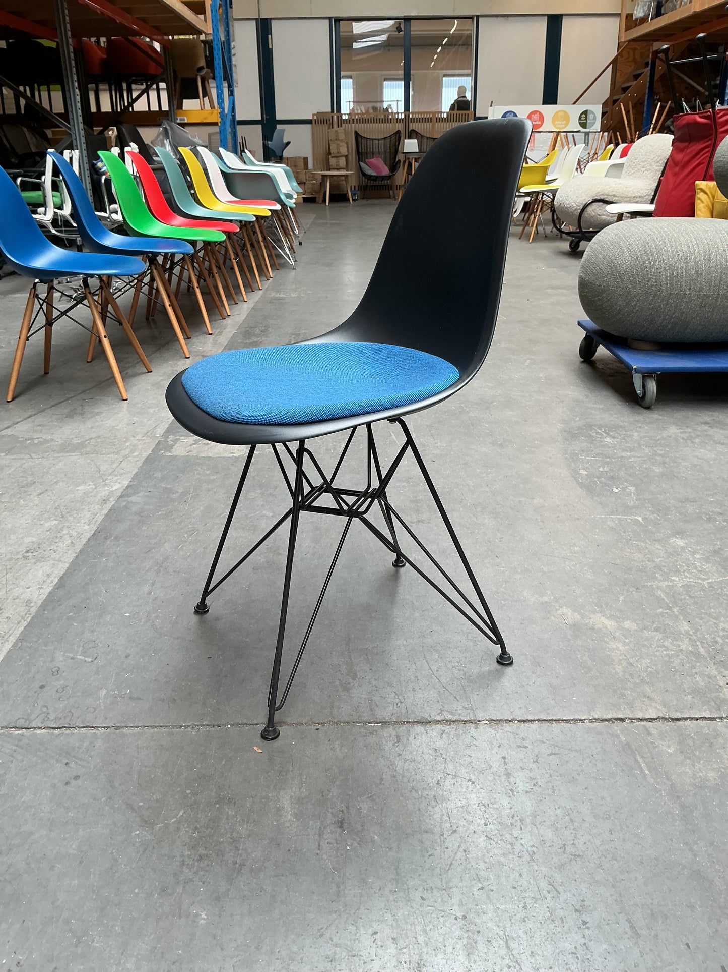 Vitra Eames Plastic Chair DSR | Eetkamerstoel | Zwarte Kuip | Blauw Zitkussen | Zwart Frame