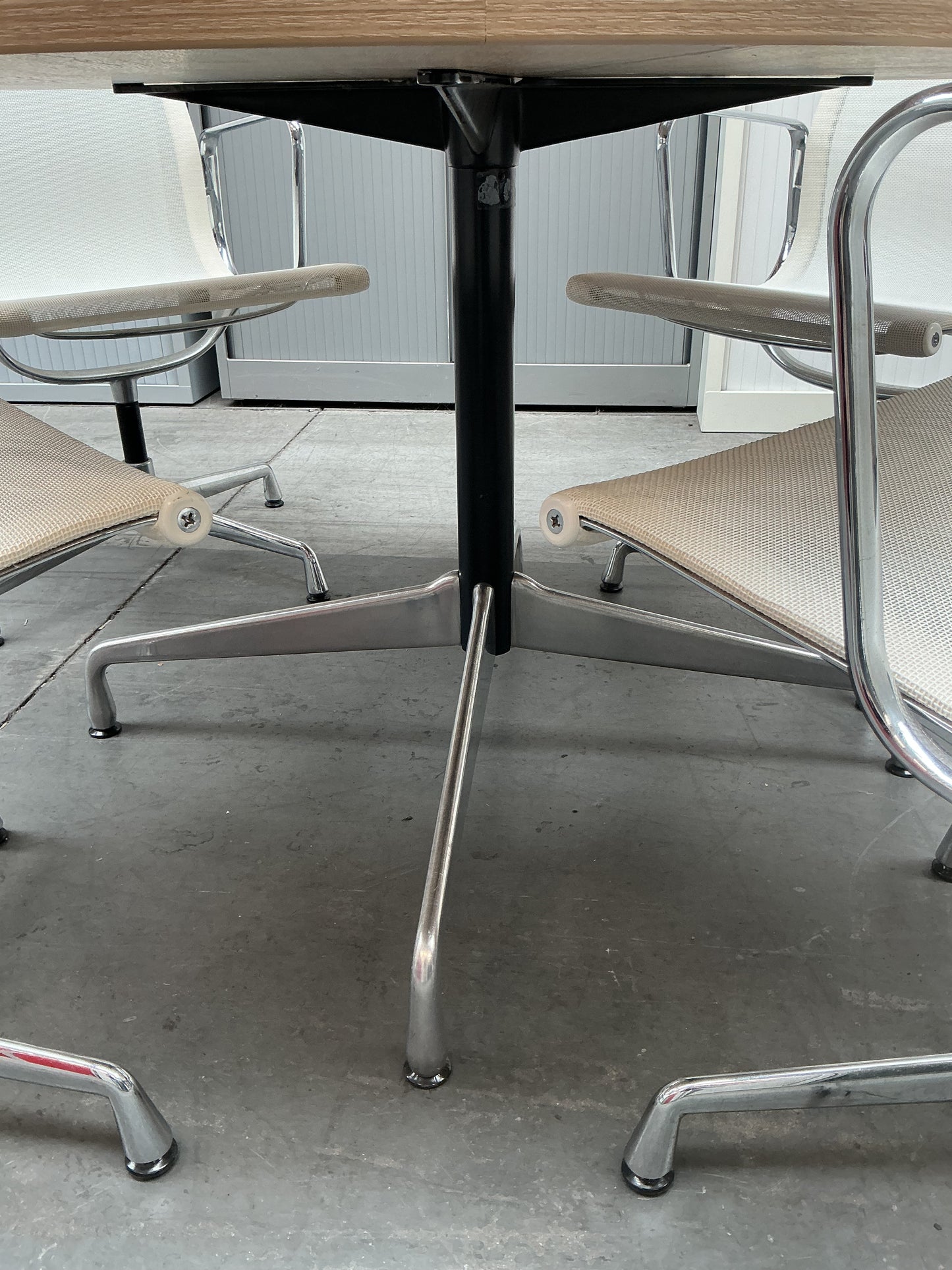 Vitra Set Vitra Segment Tafel + Vitra EA108 Vergaderstoelen