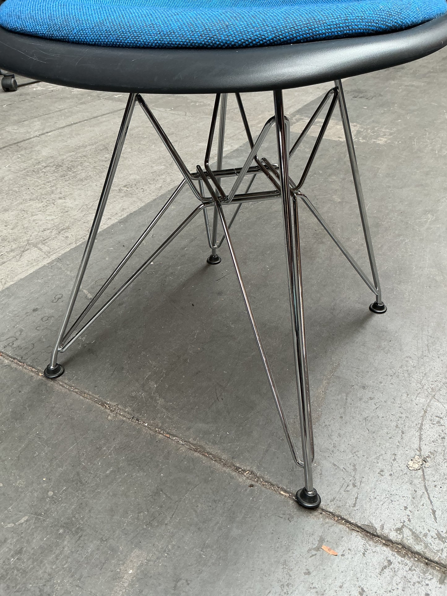 Vitra Eames Plastic Chair DSR | Eetkamerstoel | Zwarte Kuip | Blauw Zitkussen | Chroom